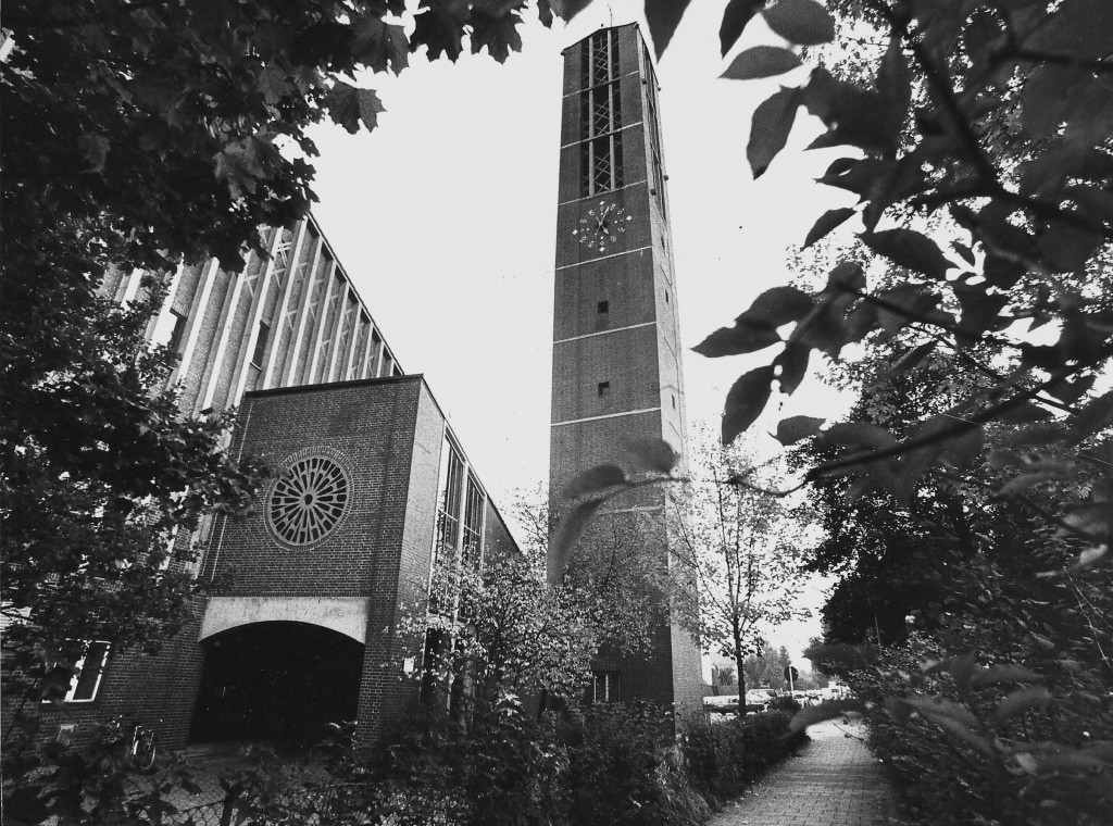 Andreaskirche 1987 Rückansicht mit Rosette