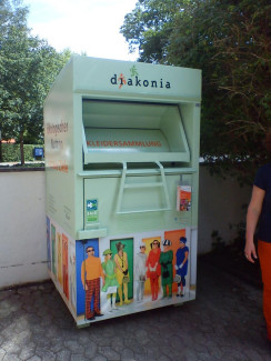 Diakonia Sammelcontainer vor der Andreaskirche