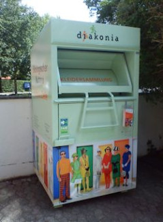 Der diakonia Textilcontainer vor der Andreaskirche