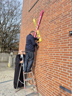 Das Kreuz ohne Haken wird aufgehängt