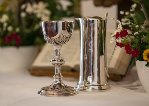 Kelche auf Altar