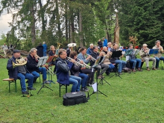 Bläserchor der Andreaskirche beim Gottesdienst im Grünen auf der Kreuzwiese im Forstenrieder Park