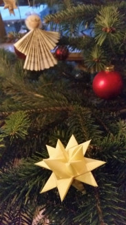 Weihnachtsbaum mit Stern und Engel